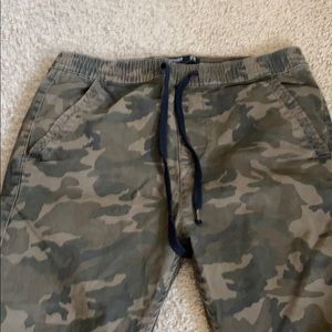 Camo Chino joggers size 28 like new skinny fit.